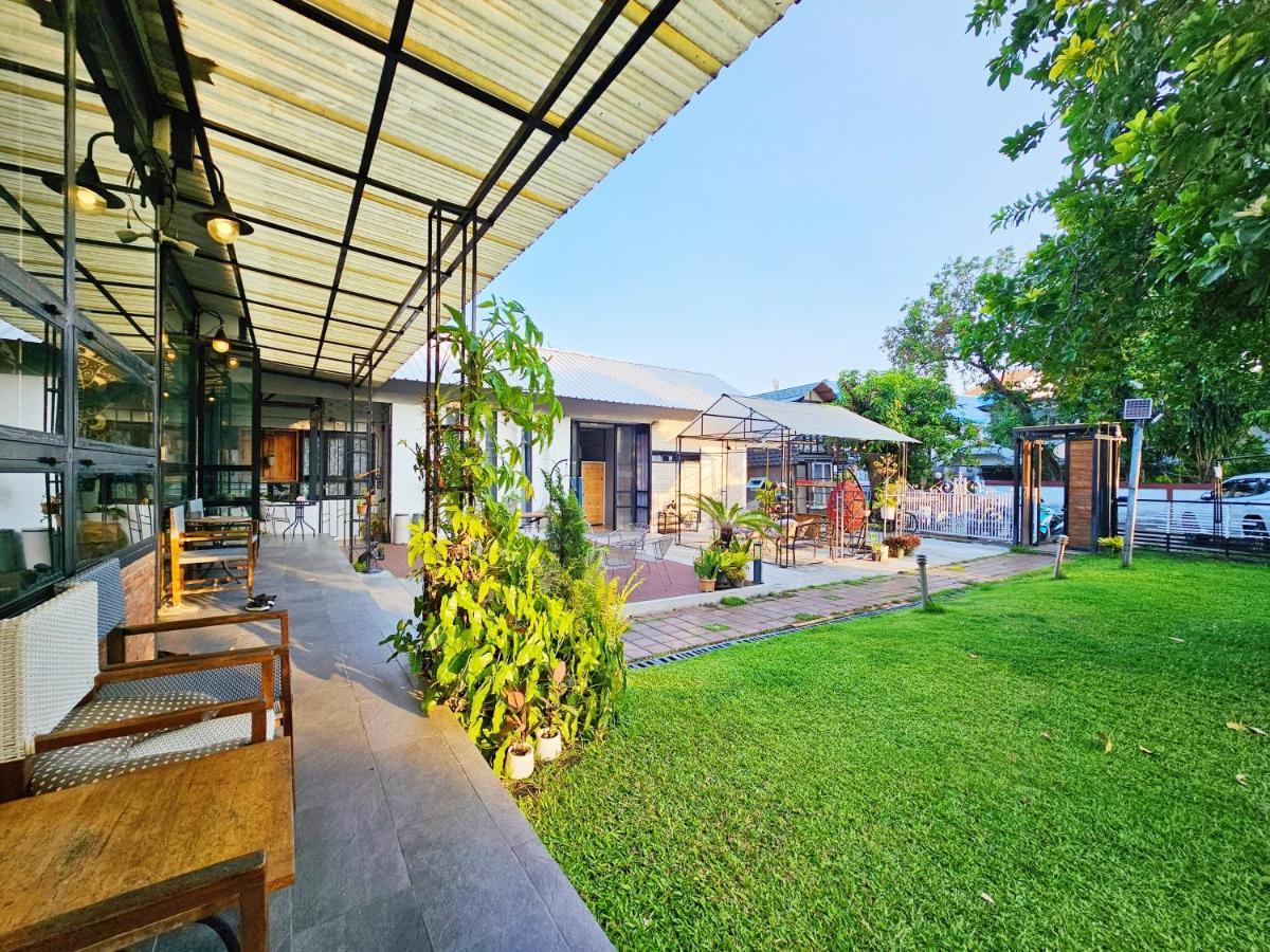 Hostal Sherloft & *