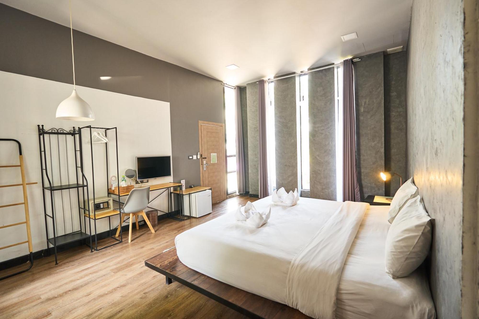 Hostal Sherloft &