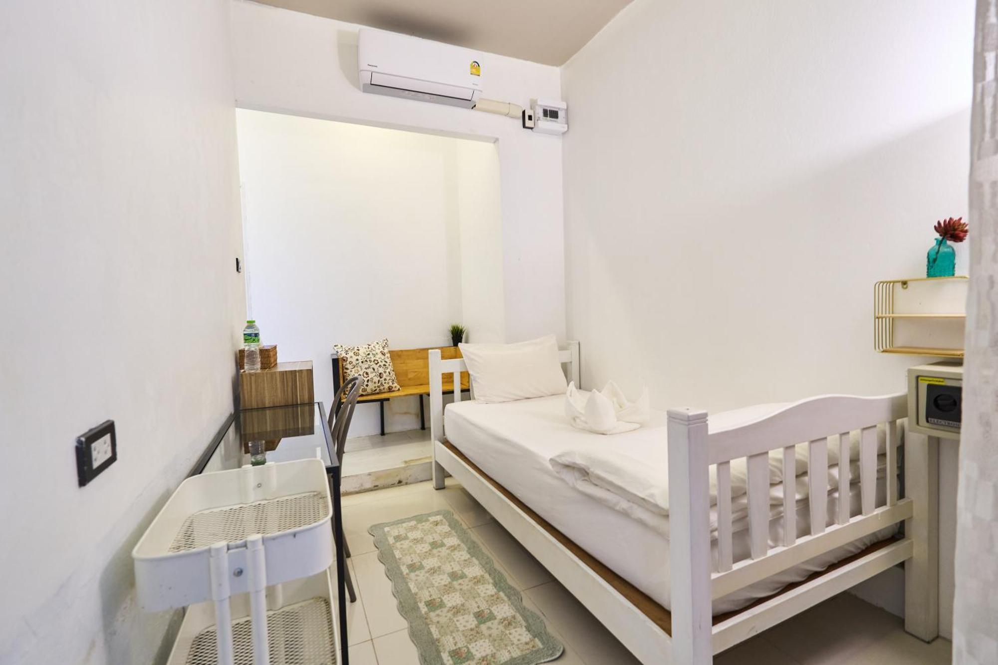 Sherloft & Hostal *