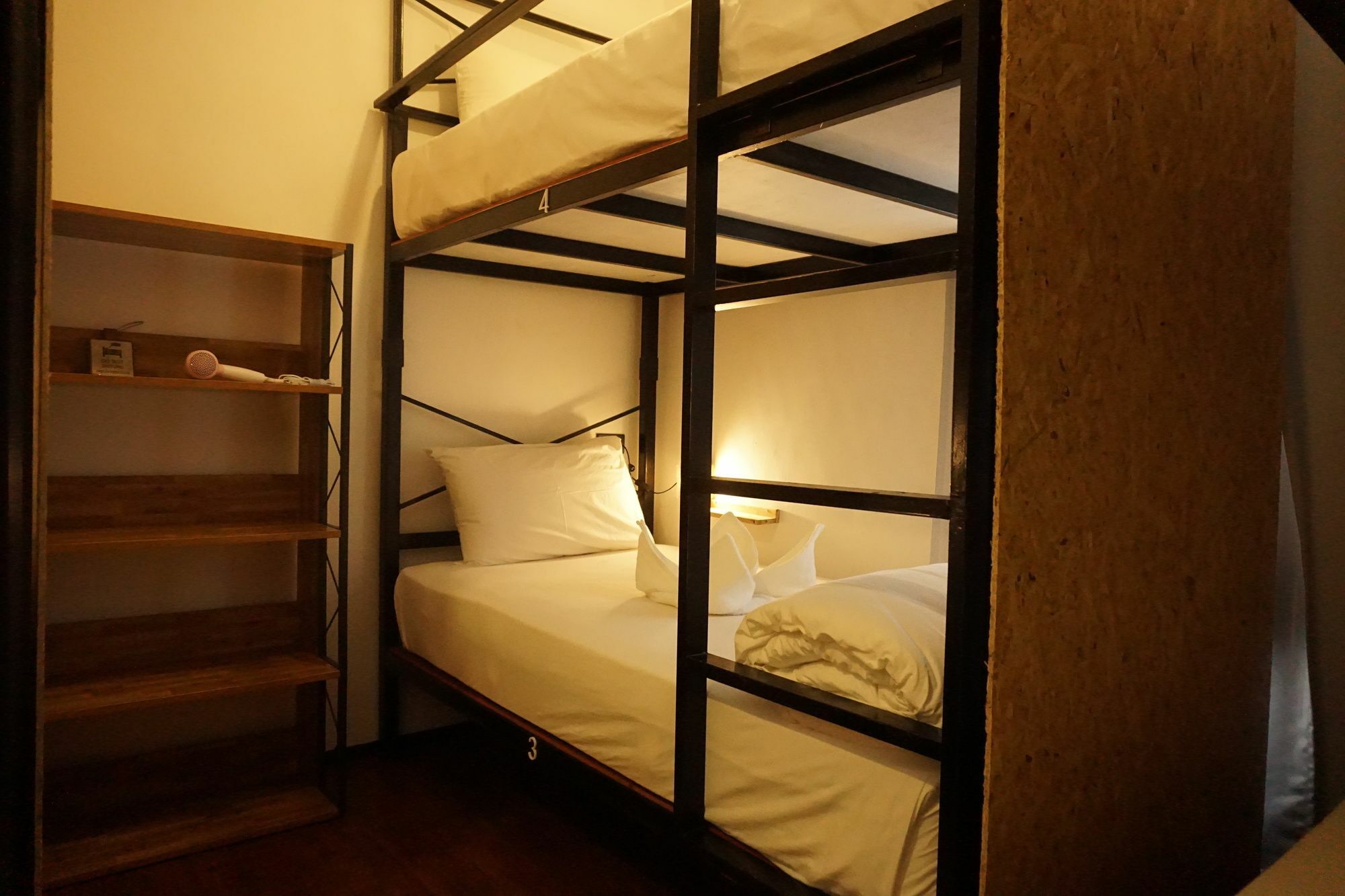 Hostal Sherloft & *